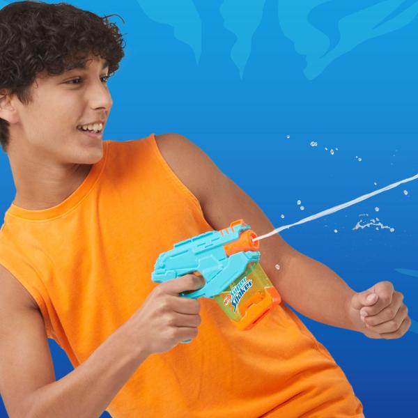 Blasterul cu apa Nerf Super Soaker Dunk-Fill Mini are un rezervor cu umplere instantanee astfel incat esti gata sa te lansezi pe suvoaie de distractie Designul inovator al rezervorului permite umplere super rapida pur si simplu scufunda-l si da drumul distractiei Nimic complicat doar scufunda rezervorul in apa si priveste cum se umple rapid Rezervorul transparent are capacitate de 100 ml Scufunda rezervorul in apa si esti gata pentru jocuri cu apa in aer liber intr-o clipa Apasa 