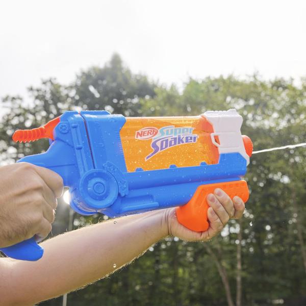 Blasterul cu apa Nerf Super Soaker Flip Fill are 4 stiluri diferite de difuzare a apei astfel incat sa poti alege modul in care iti vei uda prietenii si familia in joaca cu apa din curte Roteste duza de pe blaster pentru a dezlantui un jet subtire lanseaza un jet puternic invalui-i pe toti intr-o ploaie de stropi sau lanseaza potopul cu un jet in evantai Tinteste si pompeaza inapoi si inainte pentru a incepe distractia cu apa Blasterul are un design de umplere rapida ca sa poti iesi la 