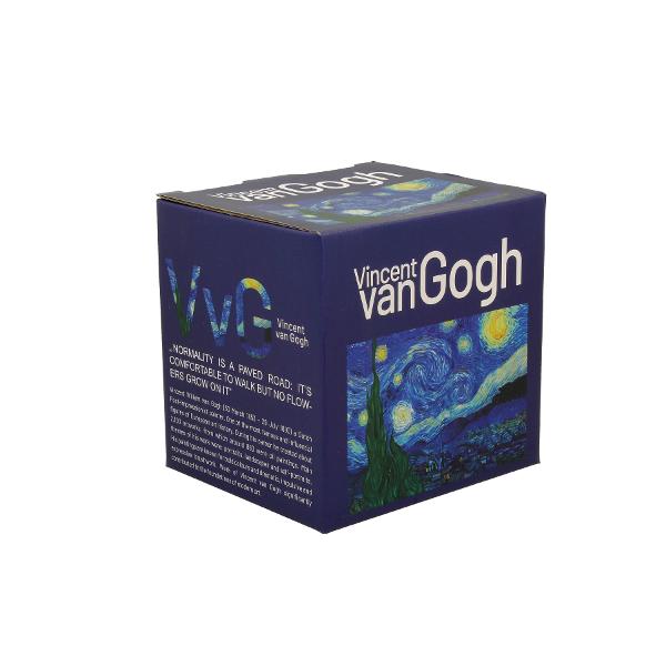 Can&259; cu infuzor &537;i capac NOAPTE INSTELAT&258; inspirat&259; de V van Gogh parte a seriei Art Gallery  realizat&259; din por&539;elan de calitate superioara caracterizat&259; printr-o culoare alb-crem elegant&259; &537;i natural&259; cu o str&259;lucire delicat&259; precum &537;i o durabilitate excep&539;ional&259;Perfect pentru prepararea infuziilor &537;i a ceaiului aromat 