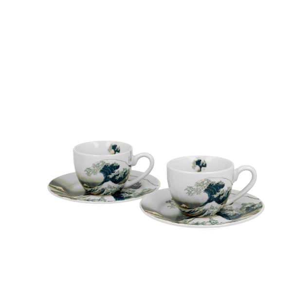 Set cu dou&259; ce&537;ti de espresso cu farfurioara THE GREAT WAVE inspirate de HOKUSAI  parte a seriei Art Gallery  realizate din por&539;elan de calitate superioar&259; caracterizat printr-o culoare alb-crem elegant&259; &537;i natural&259; cu o str&259;lucire delicat&259; precum &537;i o durabilitate excep&539;ional&259;Culorile armonioase &537;i calme de bleumarin &537;i albastru deschis 