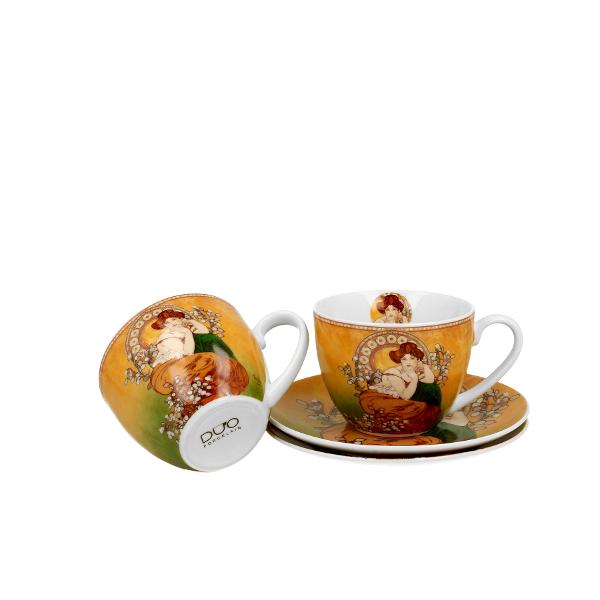 Set cu dou&259; ce&537;ti &537;i farfurioare  TOPAZ  inspirate de A Mucha parte a  seriei Art Gallery  realizate din por&539;elan de calitate superioar&259; caracterizat printr-o culoare alb-crem elegant&259; &537;i natural&259; cu o str&259;lucire delicat&259; precum &537;i o durabilitate excep&539;ional&259;Setul este decorat cu o reproducere a 