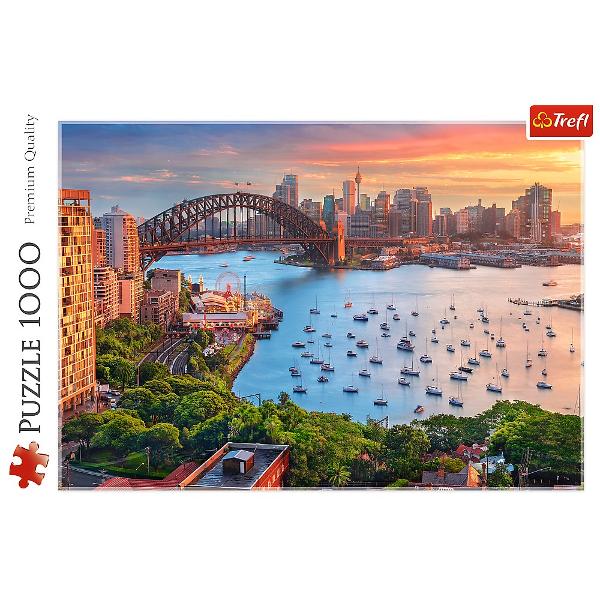 Un puzzle de calitate trebuie sa fie relaxant si distractiv Aranjarea unui puzzle constitue atat pentru copii cat si pentru adulti este o modalitate deosebita de dezvoltare a indemanarii spiritului de observatie si a concentrarii Trefl este o companie poloneza cu sediul central in regiunea Pomorze Incepand din 1985 compania a inceput sa produca puzzle-uri dezvolatand ulterior si segmentul de carti de joc si jocuri de societate In prezent Trefl este lider in Polonia si plina expansiune in 