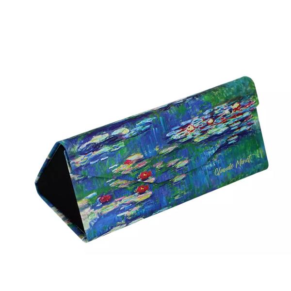 Toc pliabil pentru ochelari – Design Monet – Nuferi 16 cmPoart&259; cu tine o buc&259;&539;ic&259; de art&259; impresionist&259; Acest toc pliabil pentru ochelari inspirat de capodopera Nuferi a lui Claude Monet este combina&539;ia 