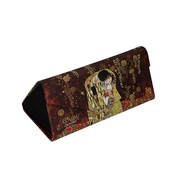 Toc pliabil pentru ochelari – Klimt – S&259;rutul 16 cmElegan&539;&259; atemporal&259; într-un format compact Acest toc pliabil pentru ochelari decorat cu celebra oper&259; S&259;rutul de Gustav Klimt îmbin&259; rafinamentul 