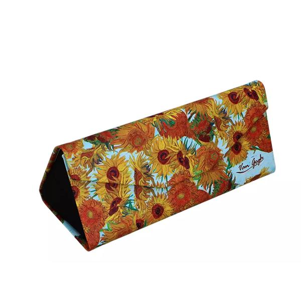 Toc pliabil pentru ochelari – Design Van Gogh – Floarea-soarelui 16 cmInspirat de una dintre cele mai emblematice opere ale lui Vincent van Gogh acest toc pliabil aduce un strop de culoare &537;i rafinament în via&539;a de zi cu zi Cu un design compact &537;i inteligent se pliaz&259; 