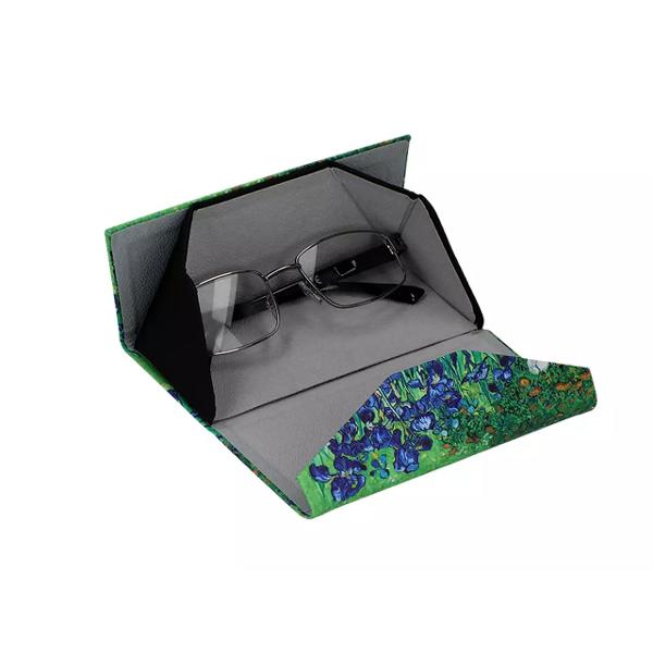 Toc pliabil pentru ochelari – Design Van Gogh – Iris 16 cmR&259;sfa&539;&259;-&539;i ochelarii cu un toc inspirat din art&259; Acest toc pliabil decorat cu delicatul tablou Iris de Vincent van Gogh este alegerea perfect&259; pentru cei care 
