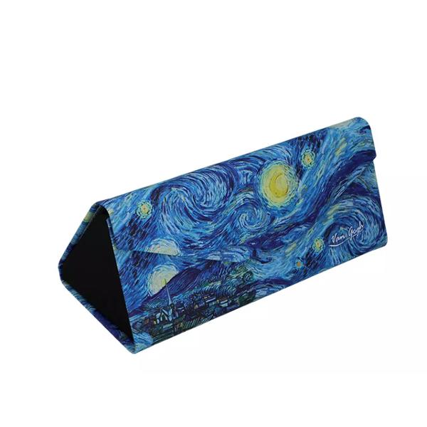Toc pliabil pentru ochelari – Design Van Gogh – Noapte înstelat&259; 16 cmElegant practic &537;i artistic – acest toc pliabil pentru ochelari este accesoriul ideal pentru iubitorii de design &537;i func&539;ionalitate Decorat cu celebra oper&259; em data-start313 