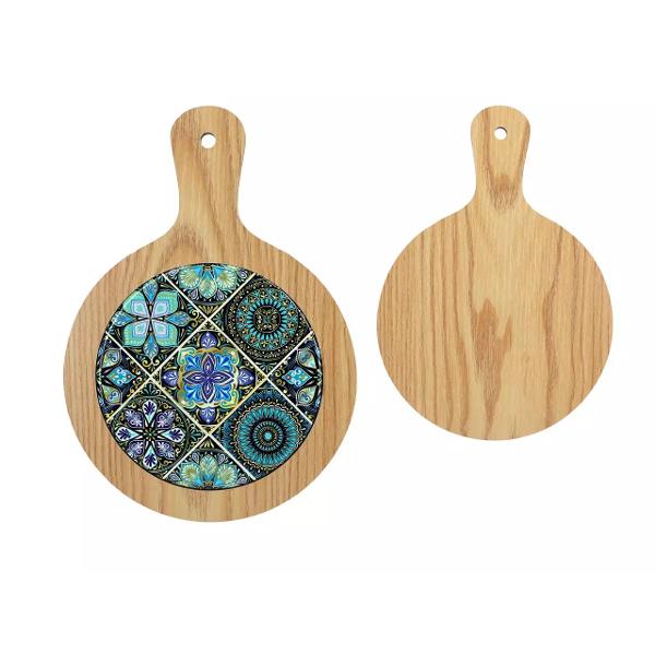 Toc&259;tor din lemn cu inser&539;ie ceramic&259; &ndash; Design de inspira&539;ie mediteranean&259; 18x30 cmAdaug&259; un strop de rafinament buc&259;t&259;riei tale cu acest toc&259;tor din lemn natural completat de o inser&539;ie ceramic&259; decorativ&259; cu motive mediteraneene Perfect at&acirc;t pentru t&259;iat c&acirc;t &537;i 
