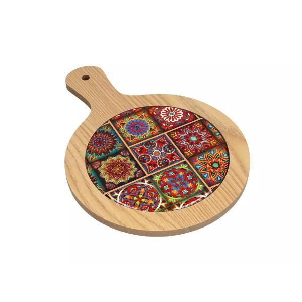 Toc&259;tor din lemn cu inser&539;ie ceramic&259; – Design de inspira&539;ie mediteranean&259; 18x30 cmAdaug&259; un strop de rafinament buc&259;t&259;riei tale cu acest toc&259;tor din lemn natural completat de o inser&539;ie ceramic&259; decorativ&259; cu motive mediteraneene Perfect atât pentru t&259;iat cât &537;i 