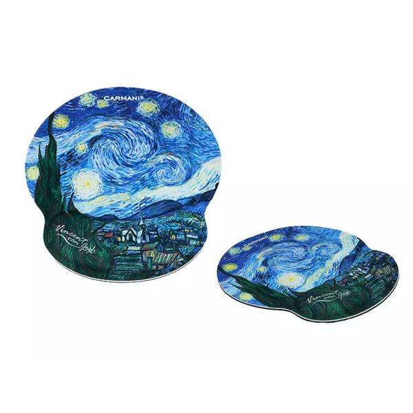 Mouse pad cu pern&259; pentru încheietura mâinii –Van Gogh – Noapte înstelat&259; 22x25 cmTransform&259;-&539;i spa&539;iul de lucru într-un col&539; de inspira&539;ie cu acest mouse pad artistic decorat cu faimosul tablou Noapte 
