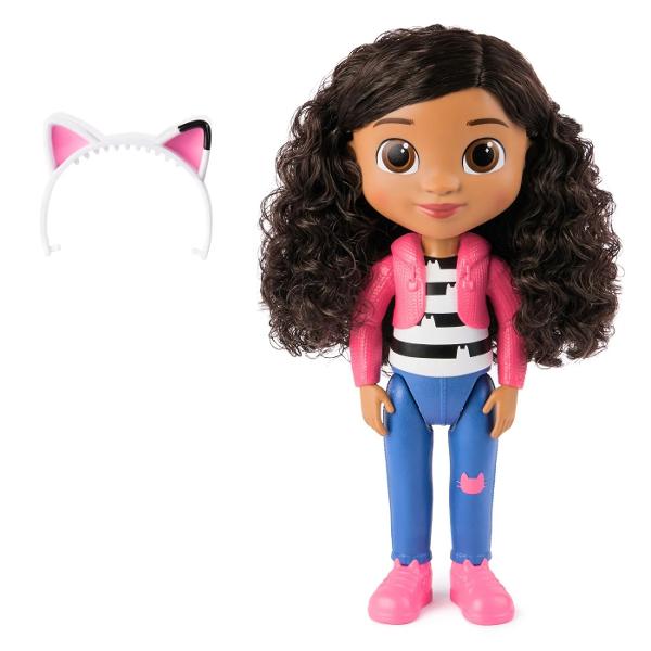 Descopera aventuri magice alaturi de Gabby Girl din Gabbys Dollhouse Aceasta papusa de 33 cm este imbracata in adidasii sai clasici blugi cu un petic adorabil de pisicuta un outfit stilizat si bentita cu urechi de pisica Bentita este detasabila si include parul moale si cret pe care il poti aranja cum doresti Papusa este perfecta pentru jocuri interactive avand brate si picioare pozabile Este cadoul ideal pentru copii si fanii serialului Alatura-te noii tale prietene Gabby pentru 