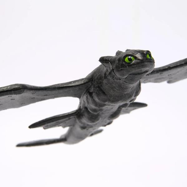 Lanseaza-l pe dragon intr-un zbor spectaculos cu acest planor inspirat din universul How to Train Your Dragon Cu o anvergura a aripilor de 38 cm Poate plana pana la 76 metri  Usor de lansat si ideal pentru joaca in aer liber acest zburator este perfect pentru copiii care viseaza sa devina calareti de dragoni Anvergura aripi 38 cm Planeaza pana la 762 cm Usor de utilizat ideal pentru exterior