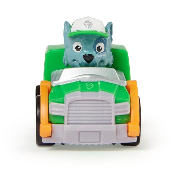 Alearga spre misiunea de salvare cu pilotii din Patrula catelusilor Pup Squad Racers Fiecare masina de curse Pup Squad masoara 63 cm lungime si 5 cm inaltime astfel incat se potrivesc perfect in palma sau in buzunar fiind jucariile de dimensiuni perfecte pe care copiii le pot lua cu ei oriunde Fiecare catel din Patrula catelusilor este imbracat in uniforma autentica din filmul Patrula catelusilor cu urechile date pe spate astfel incat sa para ca alearga cu viteza maxima la fel ca in 
