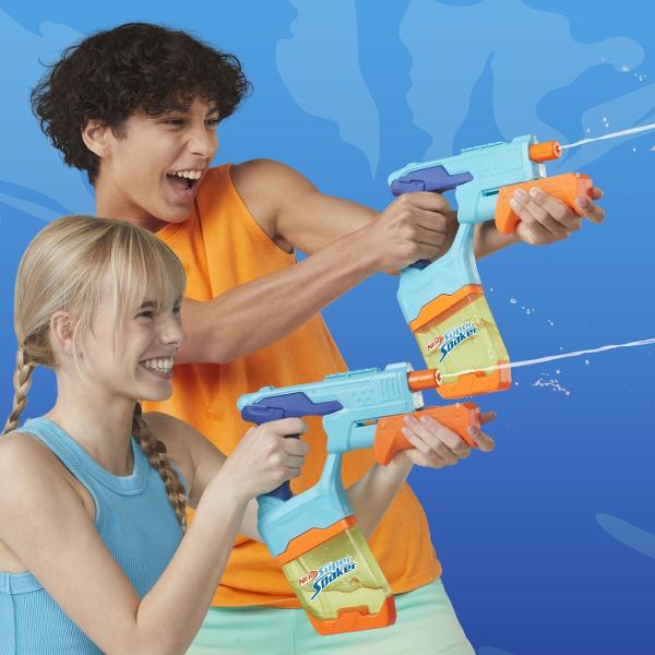 Setul Nerf Super Soaker Dunk-Fill include 2 blastere cu rezervoare cu umplere instantanee astfel incat esti gata sa te lansezi pe suvoaie de distractie Designul inovator al rezervorului permite umplere super rapida pur si simplu scufunda-l si da drumul distractiei Nimic complicat doar scufunda rezervoarele in apa si priveste cum se umplu rapid Fiecare rezervor transparent are capacitate de 300 ml Scufunda fiecare rezervor in apa si esti gata pentru jocuri cu apa in aer liber intr-o clipa 