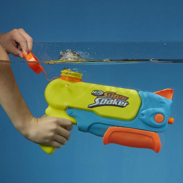 Valuri de apa Blasterul de apa Nerf Super Soaker Wave Spray dezlantuie un val de apa care urca si coboara intr-o miscare ondulata si racoroasa Duza se misca pe masura ce pompezi blasterul creand un val uluitor care uda pe toata lumea in jocuri distractive in aer liber Iesi la distractie in curte cu blasterul cu apa Nerf Super Soaker Wave Spray Este un cadou grozav pentru baietii si fetele de 6 ani si creeaza valuri de distractie pentru adolescenti si adulti Usor de folosit Umple 