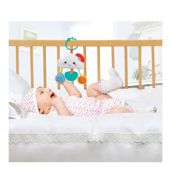 Jucaria de agatat Winfun Norisor este un companion perfect pentru bebelusi oferind distractie si stimulare senzoriala in orice moment Aceasta include o zornaitoare un inel de dentitie cu vibratie si un clopotel care produce sunete amuzante perfecte pentru dezvoltarea auzului si coordonarii Cu un design colorat si atractiv jucaria poate fi usor agatata la carucior patut sau scaun auto gratie unui inel de atasare simplu si sigur Norisorul este ideal pentru a insoti bebelusul in timpul 