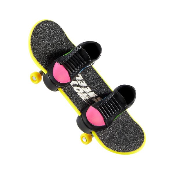Stapaneste cele mai spectaculoase trucuri pe un deck Hot Wheels Skate conceput cu colaborarea Hot Wheels si a iconicul skateboarder Tony Hawk Fiecare placa vine cu un set detasabil de pantofi de skate care va tin degetele de la picioare in loc in timp ce stapaniti tehnicile si trucurile de la bord Iubitorii de pantofi sport vor adora designul si stilul acestuia Colectia completa de placi ofera imagini uimitoare si focalizare combinand geniul creativ al lui Hot Wheels si Tony Hawk Fiecare 