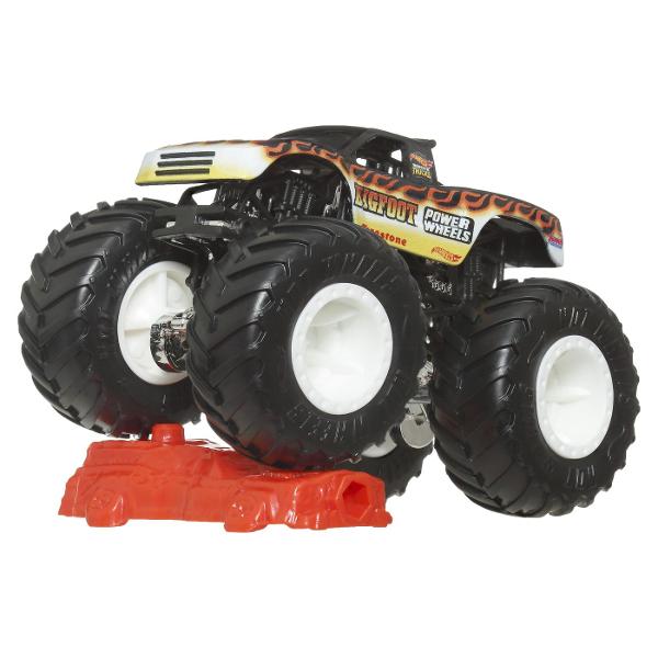 Colectioneaza masinutele Hot Wheeels gigantice pentru numeroase cascadorii Striviti competitia cu masinuta de baza 164 are motoare puternice de frecare si actiuni feroce pe roti acesti monstri sunt de neoprit Fiecare se vinde separat in functie de disponibilitate Culorile si decoratiunile pot varia Pachetul contine personajul Big Foot