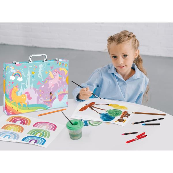 Indiferent cate culori ai avea nu sunt niciodata suficiente Trusa de desen de lux din lemn este un studio de pictura portabil cu 100 de accesorii pentru a picta ore intregi Contine toate instrumentele necesare pentru dezvoltarea imaginatiei si a creativitatii Creioane de desen markere acuarele creioane colorate culori pastelate si creioane colorate va asteapta sa va inspirati si sa creati modele frumoase de pictura Trusa are spatiu separat pentru fiecare accesoriu ajutandu-va sa 