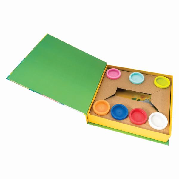 Un set de lucru cu continut educational care il invata pe copil sa decoreze cartonase pre-imprimate folosind plastilina creand bile si zigzaguri cu mainile Copilul invata sa experimenteze cu culori si texturi dezvoltandu-si abilitatile motorii fine in timp ce decoreaza cartonase Realizeaza bile mici si linii cu diferitele culori de plastilina si completeaza imaginile cu animale pas cu pas Fa animalele sa para reale si cunoaste-ti propria lume Set ideal pentru distractie invatare si timp 