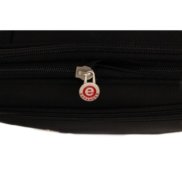 Material impermeabilTroler cu 4 roti prevazut cu un buzunar frontal cu fermoar Placuta identificareManer lateral si superior pentru toate dimensiunile si deasemenea maner plastic in partea de jos a trolerului pentru o manevrare mai usoaraTroler mediu si mare expandabil 30 spatiuTrolerul mare si mediu au in partea opusa manerului lateral 2 picioruse transversale care permit asezarea trolerului fara a atinge solul evitandu-se astfel 