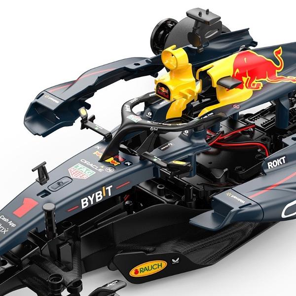 Kitul de Asamblare RC Red Bull Racing RB19 de la Rastar este o jucarie spectaculoasa ideala pentru fanii Formulei 1 si pentru copiii care iubesc sa construiasca si sa se joace cu masinute controlate prin telecomanda Acest set DIY include 55 de piese din plastic care permit asamblarea unei replici detaliate a masinii RB19 la scara 116 model pilotat de echipa Oracle Red Bull Racing Dupa ce este asamblata masinuta devine complet functionala si poate fi controlata printr-o telecomanda moderna 