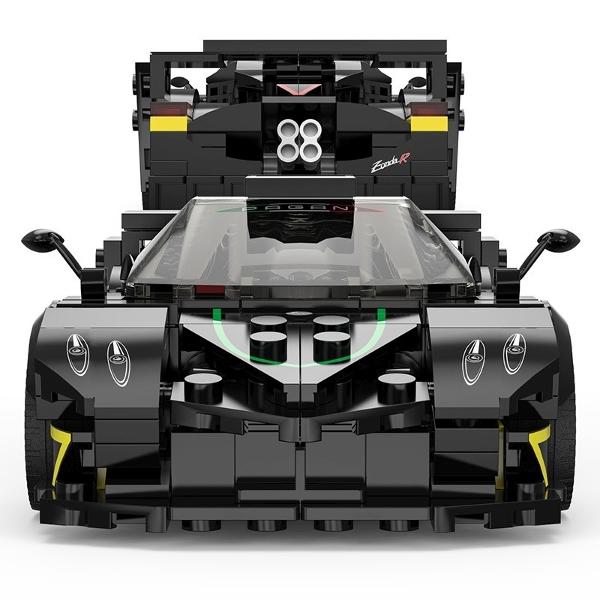 Kitul de constructie Pagani Zonda R negru de la Rastar este o jucarie spectaculoasa care imbina perfect distractia cu atentia la detalii fiind potrivita pentru copiii de peste 6 ani si pentru toti pasionatii de supermasini Acest model realizat la scara 128 reproduce fidel designul agresiv si aerodinamic al legendarului Pagani Zonda R in varianta sa de culoare neagra accentuata de detalii galben-verde si jante aurii Setul contine piese din plastic rezistent usor de asamblat si ofera o 