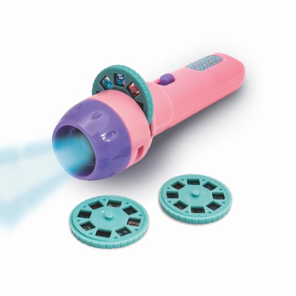 Paseste in lumea magica a lui Stitch de la Disney cu acest mini proiector conceput pentru tinerii fani Deschide clapeta introduce un disc si bucura-te de o prezentare magica a momentelor tale preferate cu Stitch Perfect pentru distractie inainte de culcare sau aventuri cu povesti Distreaza-te cu personajul tau favorit Stitch cu acest mini-proiector care contine 3 discuri fiecare disc are 8 imagini diferite cu eroul tau Functioneaza cu 3 baterii AG13LR44 incluse