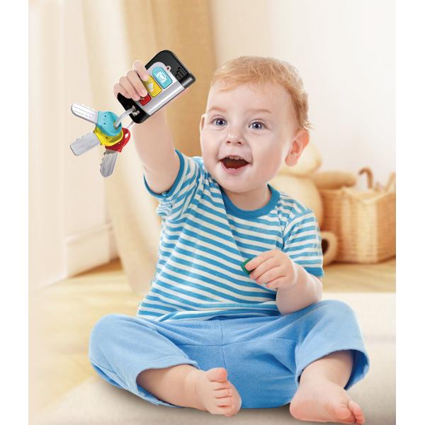 Jucarie interactiva si educativa special conceputa pentru copiii cu varsta intre 12 si 36 de luni Jucaria imita un set real de chei auto si include telecomanda cu butoane colorate care redau peste 20 de melodii si efecte sonore distractive Designul realist si culorile vii atrag atentia celor mici si ii incurajeaza sa exploreze sa apese butoanele si sa descopere sunetele dezvoltandu-si astfel motricitatea fina si intelegerea relatiei cauza-efect Cheitele din plastic durabil sunt sigure 