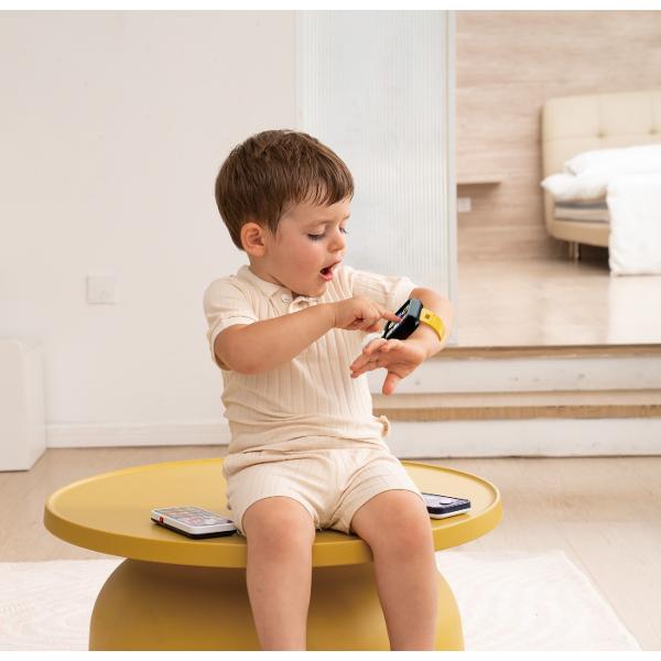 Ceasul educativ de la Hola Toys este o jucarie interactiva special conceputa pentru copiii cu varsta intre 12 si 60 de luni Acest ceas inteligent ofera peste 40 de sunete melodii si fraze care stimuleaza invatarea si curiozitatea copilului Echipat cu butoane colorate si afisaje grafice atractive incurajeaza jocul de rol si ii ajuta pe cei mici sa invete numere forme culori si notiuni muzicale intr-un mod distractiv Include si un joc de intrebari si raspunsuri care provoaca gandirea si 