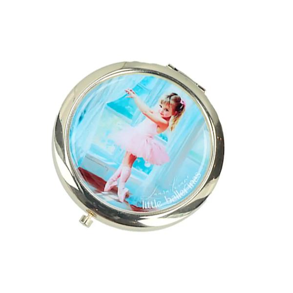 Oglind&259; dubl&259; de po&537;et&259; – Micile balerine de Laura Lozano 7 cmRafinat&259; &537;i practic&259; aceast&259; oglind&259; dubl&259; de po&537;et&259; este accesoriul ideal pentru retu&537;uri rapide în timpul zilei Decorat&259; cu fermec&259;toarea ilustra&539;ie em 