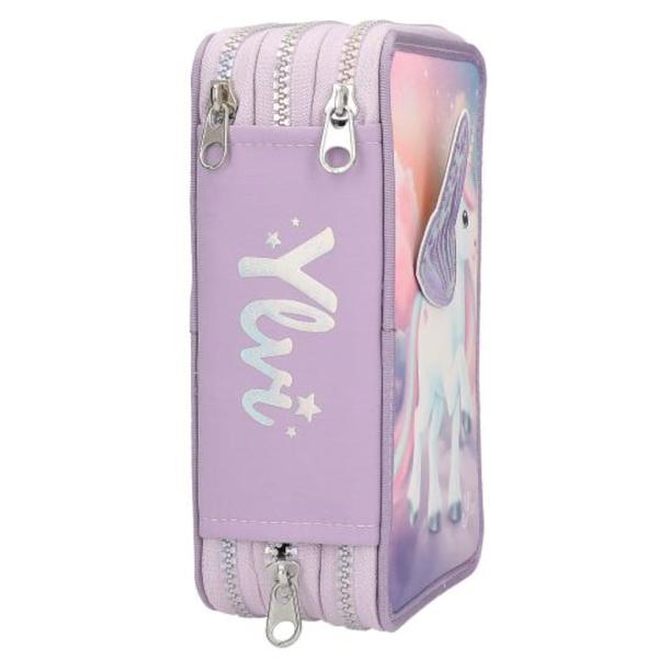 Un unicorn-tastic Penarul triplu de culoare mov de la Ylvi are in fata un motiv mare de unicorn pe un fundal innorat magic Aripa matlasata aplicata realizata din material holo este un detaliu real care atrage atentia la fel ca si dintii cu fermoar argintii irizati Cele trei compartimente separate sunt fiecare complet umplute cu 18 pixuri de colorat si pasla 2 creioane ascutitoare radiera rigla foarfece lipici si o mica punga cu velcro Material principal PES poliamida