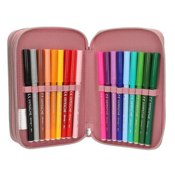 Pentru fanii cailor partea din fata a acestui penar de la Miss Melody are un design ponytastic cu doua capete de cai si o inchidere decorativa aurie care aminteste de un capastru Cu piele artificiala maro pe lateral si un pandantiv impletit atarnat de glisorul cu fermoarCele trei compartimente separate sunt umplute cu 18 creioane colorate si 18 carioci 2 creioane un ascutitor de creioane o guma de sters o rigla un betisor de lipici foarfece si o husa mica cu inchidere cu 