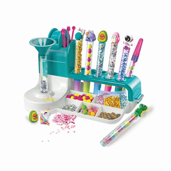 Acest set creativ ofera o modalitate distractiva de a-ti petrece timpul creand o multime de pixuri colorate si decorate Acesta permite copiilor sa isi creeze si sa isi personalizeze propriile stilouri cu o varietate de accesorii si decoratiuni O statie de lucru la indemana si un set bogat de instrumente sprijina activitatile de joaca avand rezultate uimitoare Acest studio de creatie nu numai ca incurajeaza creativitatea ci si dezvolta abilitatile practice si cognitive ale copiilor 