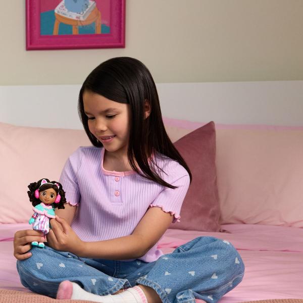 Intra in lumea magica a filmului Gabby&39s Dollhouse cu papusa cu accesorii Imbracata intr-o rochita roz stralucitoare si accesorizata cu o bentita adorabila cu urechi de pisicuta Gabby este gata pentru cele mai frumoase aventuri de gradina Papusa include si accesorii tematice precum o pereche de pantofi si un bol decorativ oferind copiilor ocazia sa creeze scenarii pline de farmec si distractie Perfecta pentru micii fani ai serialului si filmului Gabby&rsquos Dollhouse aceasta 