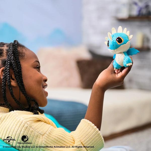 Ia-ti zborul cu dragonii tai preferati Deblocheaza totemul viking pentru a descoperi unul dintre cele cinci stiluri - Toothless Deadly Nadder Monstrous Nightmare Gronckle si Terrible Terror Fiecare dragon adorabil de 75 cm prezinta detalii fidele filmului fiind alcatuit din plus moale cu solzi stralucitori gheare si aripi din pasla si ochi expresivi brodati Fiecare are de asemenea brate adorabil de scurte corpuri plinute si cozi lungi care ii mentin in pozitie verticala si 
