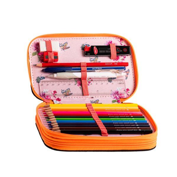 Penarul de la DACO este un accesoriu frumos &537;i practic conceput pentru a v&259; ajuta s&259; v&259; p&259;stra&539;i stiloul creioanele markerele &537;i alte obiecte de papet&259;rie organizate Este prev&259;zut cu dou&259; compartimente principale fiecare cu propriul s&259;u fermoar oferind o separare eficient&259; a con&539;inutuluiAcest penar este potrivit pentru copiii de toate vârstele &537;i este ideal pentru utilizare acas&259; sau la 