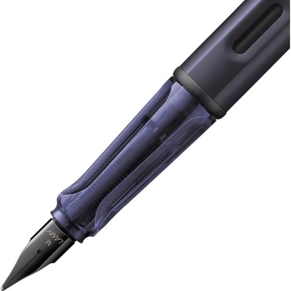 Stiloul Lamy AL-star este un instrument de scris atractiv tineresc care satisface chiar si cele mai exigente cerinte Fabricat din aluminiu rezistent anodizat in diferite culori Cu grip fumuriu - transparent distinctiv si clema metalica flexibilaDetalii stilou Lamy AL-star dark-dusk aluminiu anodizat autumn pink  clip metalic  grip din plastic ergonomic  penita de otel slefuita  patroane 