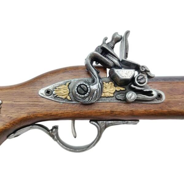 Pistol italian &ndash; replic&259; sec XVIIReplic&259; decorativ&259; ce red&259; fidel stilul armelor italiene din secolul al XVII-lea o perioad&259; &icirc;n care rafinamentul artistic se &icirc;mbina cu func&539;ionalitatea armelor de foc timpuriiRealizat din lemn &537;i metal brunat pistolul este prev&259;zut cu 