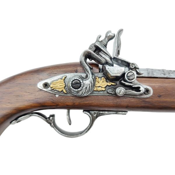 Pistol francez &ndash; replic&259; sec XVIAceast&259; replic&259; decorativ&259; reconstituie stilul armelor franceze din secolul al XVI-lea epoc&259; de mari transform&259;ri politice &537;i militare &icirc;n EuropaRealizat din lemn &537;i metal brunat pistolul are mecanism tip cremene &537;i &539;eav&259; 