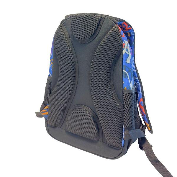 Ghiozdanul este proiectat pentru a oferi confort si functionalitate maxima fiind realizat din materiale impermeabile si avand o forma anatomica Spatele este buretat respirabil si ergonomic iar bretelele sunt ajustabile si buretate pentru un transport confortabil Acestea se pot fixa cu o catarama pe piept care include si un fluier integrat pentru situatii de urgentaCompartimentare si organizareDoua compartimente principale cu fermoar incluzand 