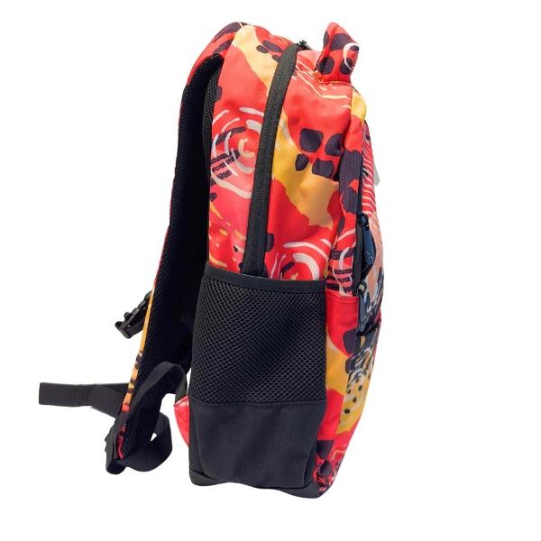 Acest ghiozdan usor cu forma anatomica este confectionat din materiale impermeabile oferind protectie impotriva apei Designul ergonomic al spatelui cu captuseala respirabila asigura un confort sporit in utilizare Bretelele sunt ajustabile buretate si sunt prevazute cu o catarama pe piept pentru o fixare sigura Catarama include si un fluier integrat util in situatii de urgentaGhiozdanul dispune de doua compartimente principale cu fermoar fiecare echipat cu organizatoare 