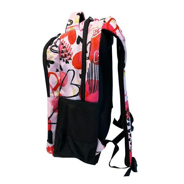 Acest ghiozdan usor are o forma anatomica si este realizat din materiale impermeabile oferind protectie impotriva apei si a intemperiilor Spatele este buretat respirabil si proiectat ergonomic pentru a asigura un confort sporit in timpul utilizarii Bretelele sunt ajustabile si buretate avand o catarama pe piept pentru o fixare sigura si confortabila Catarama include si un fluier integratGhiozdanul dispune de doua compartimente principale cu fermoare inclusiv doua 