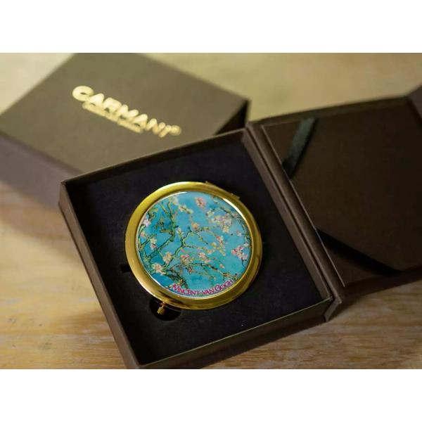 Un accesoriu delicat care aduce farmecul artei direct în geanta ta Aceast&259; oglind&259; de buzunar decorat&259; cu motive inspirate din celebra lucrare Almond Blossoms a lui Vincent van Gogh combin&259; utilitatea cu rafinamentul artistic Fiecare detaliu eman&259; elegan&539;&259; este compact&259; ambalat&259; cu bun-gust &537;i creat&259; cu grij&259; în Polonia; ideal&259; pentru retu&537;&259;ri rapide în timpul 