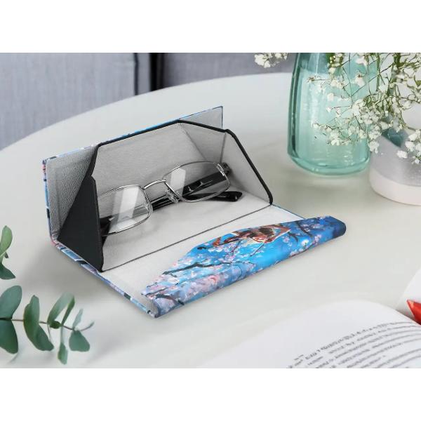 Protejeaz&259;-&539;i ochelarii într-un stil rafinat Acest etui pliabil din colec&539;ia „Colorful dizziness of textiles” aduce un echilibru perfect între utilitate &537;i estetic&259; Motivul floral vibrant transform&259; un obiect practic într-un accesoriu elegant ideal pentru utilizarea zilnic&259; Compact u&537;or &537;i conceput în Polonia — un detaliu care scoate în eviden&539;&259; 