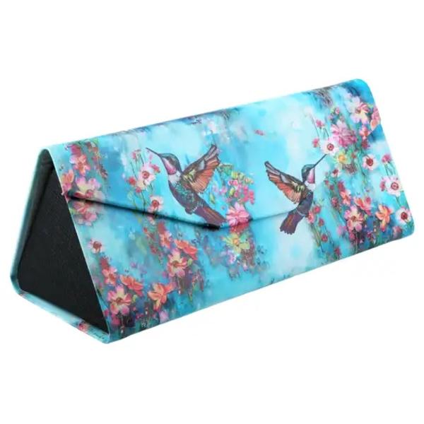 Îmbun&259;t&259;&539;e&537;te-&539;i stilul zilnic cu un accesoriu care îmbin&259; utilitatea cu arta Acest etui pliabil elegant decorat cu motive florale &537;i colibri protejeaz&259; lentilele tale într-un mod sofisticat &537;i estetic Compact u&537;or &537;i proiectat în Polonia este alegerea perfect&259; pentru cineva care apreciaz&259; detaliile rafinate &537;i designul expresivp data-start1664 