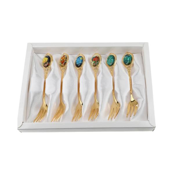 Adaug&259; un strop de geniul lui Vincent van Gogh &icirc;n decorul mesei tale Acest set elegant de 6 furculi&539;e aurii cu detalii inspirate din universul vibrant al pictorului olandez este creat pentru a conferi str&259;lucire &537;i rafinament oric&259;rei ocazii Cu o lungime practic&259; de 13 cm sunt perfecte pentru deserturi sau aperitive sofisticate Livrate &icirc;ntr-un format rafinat produc&539;ie polonez&259; sunt alegerea 
