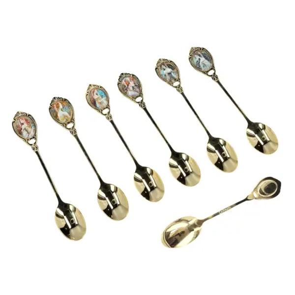 Adaug&259; o not&259; de art&259; rafinat&259; la fiecare moment al ceaiului sau cafelei cu acest set de linguri&539;e aurii inspirat din celebrele opere ale lui Alfons Mucha Fiecare linguri&539;&259; este lucrat&259; cu aten&539;ie combinând o&539;elul inoxidabil placat cu aur de 24 k &537;i detalii ceramice elegante fiind ambalate într-o cutie alb&259; sofisticat&259;strong 