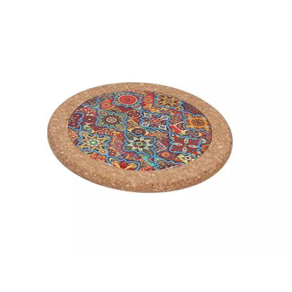 Un accesoriu practic &537;i elegant care adaug&259; un plus de stil &icirc;n orice buc&259;t&259;rie Realizat din ceramic&259; decorativ&259; de calitate &537;i baz&259; din plut&259; natural&259; acest suport protejeaz&259; mesele &537;i blaturile de temperaturile ridicate &icirc;n timp ce ofer&259; o not&259; de rafinamentp 