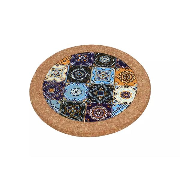 Un accesoriu practic &537;i elegant care adaug&259; un plus de stil &icirc;n orice buc&259;t&259;rie Realizat din ceramic&259; decorativ&259; de calitate &537;i baz&259; din plut&259; natural&259; acest suport protejeaz&259; mesele &537;i blaturile de temperaturile ridicate &icirc;n timp ce ofer&259; o not&259; de rafinamentp 